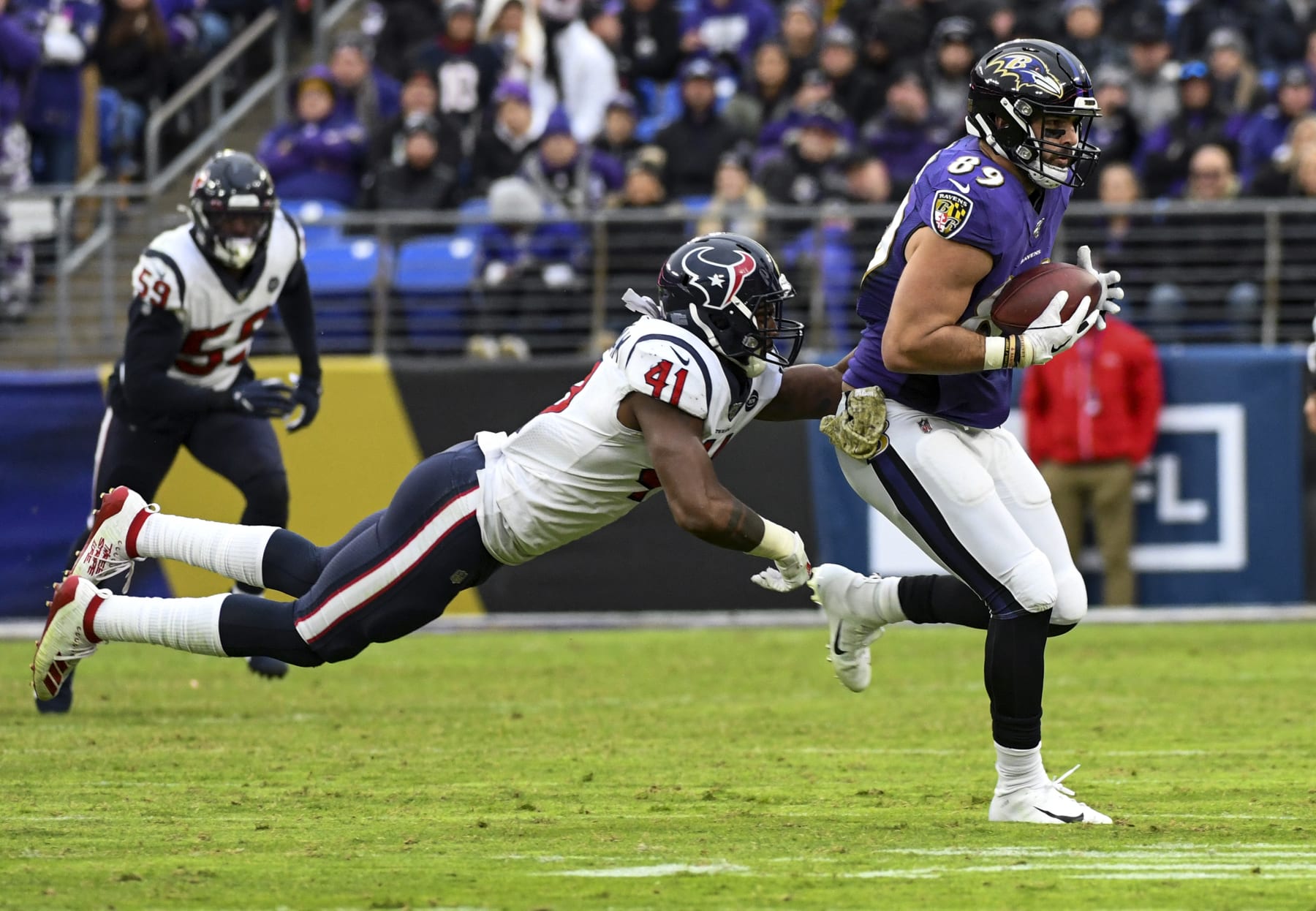 BALTIMORE, MD - NOVEMBER 17: Baltimore Ravens tight pause Tag Andrews (89) makes a reception towards Houston Texans inside linebacker Zach Cunningham (41) within the fourth quarter on November 17, 2019, at M&T Financial institution Stadium in Baltimore, MD.  (Portray by Tag Goldman/Icon Sportswire thru Getty Photos)