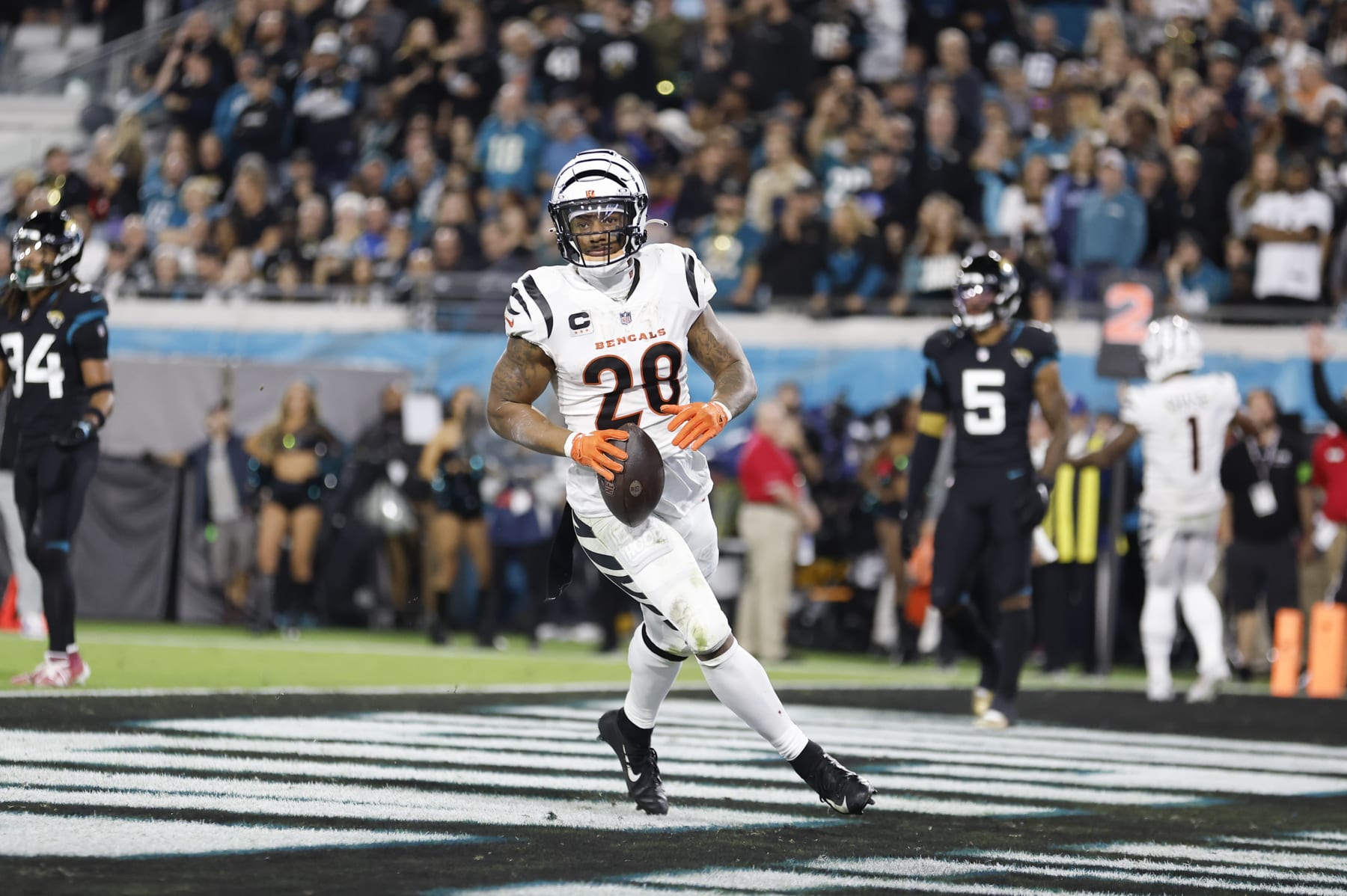 JACKSONVILLE, FL - DECEMBER 04: Cincinnati Bengals running back Joe Mixon (28) scores a touchdown during the game between the Jacksonville Jaguars and the Cincinnati Bengals on December 4, 2023 at EverBank Stadium in Jacksonville, Fl. (Photo by David Rosenblum/Icon Sportswire via Getty Images)