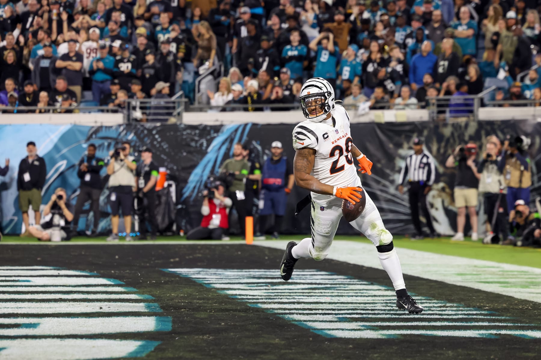 JACKSONVILLE, FLORIDA - DECEMBER 4: Joe Mixon #28 of the Cincinnati Bengals scores a touchdown against the Jacksonville Jaguars at EverBank Field on December 4, 2023 in Jacksonville, Florida. (Photo by Mike Carlson/Getty Images)
