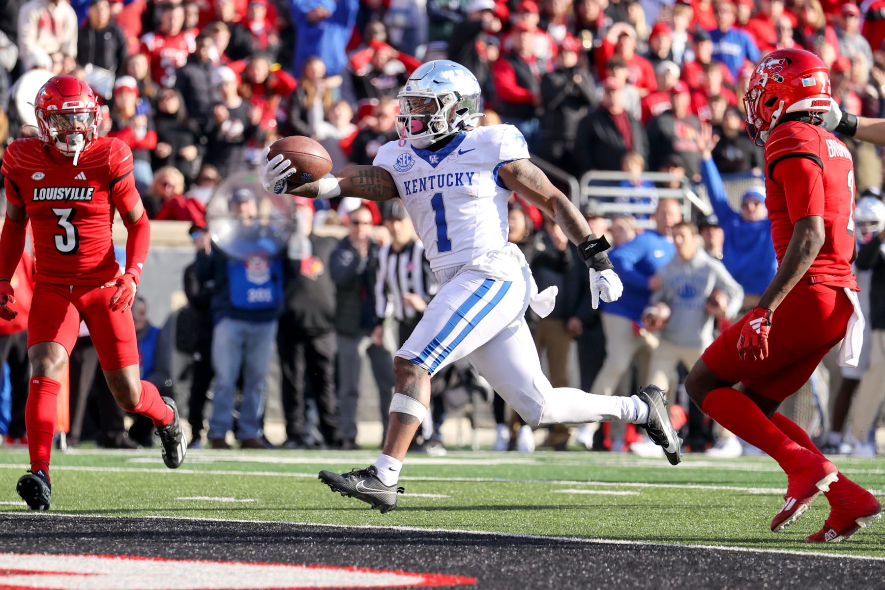 LOUISVILLE, KY - NOVEMBER 25: Kentucky Wildcats running back Ray Davis (1) scores on a 20-yard touchdown pass during the fourth quarter of the college football game between the Kentucky Wildcats and Louisville Cardinals on November 25, 2023, at L&N Federal Credit Union Stadium in Louisville, KY. (Photo by Frank Jansky/Icon Sportswire via Getty Images)