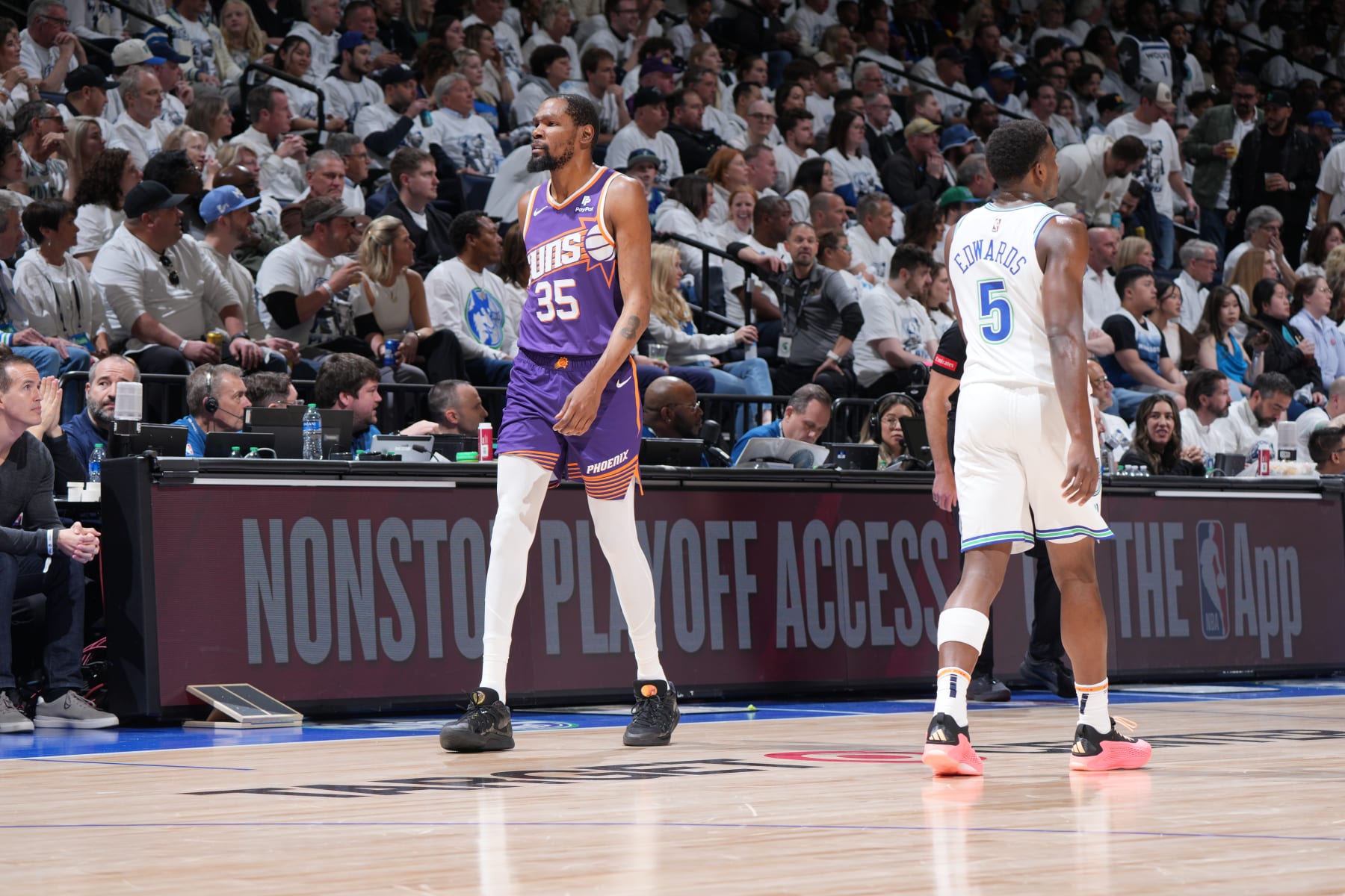 MINNEAPOLIS, MN - 23 DE ABRIL: Anthony Edwards nº 5 do Minnesota Timberwolves e Kevin Durant nº 35 do Phoenix Suns observam durante o jogo durante a primeira rodada do segundo jogo dos Playoffs da NBA de 2024 em 23 de abril de 2024 no Target Center em Minneapolis, Minesota. NOTA AO USUÁRIO: O usuário reconhece e concorda expressamente que, ao baixar e/ou usar esta fotografia, o usuário concorda com os termos e condições do Contrato de Licença da Getty Images. Aviso obrigatório de direitos autorais: Copyright 2024 NBAE (foto de Jordan Johnson/NBAE via Getty Images)