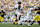 ANN ARBOR, MI - 08 SEPTEMBER: Dennis Dixon #10 dari Oregon Ducks menjalankan bola melawan Michigan Wolverines selama pertandingan mereka pada tanggal 8 September 2007 di Stadion Michigan di Ann Arbor, Michigan. Bebek mengalahkan Wolverine 39-7. (Foto Oleh Gregory Shamus/Getty Images)  