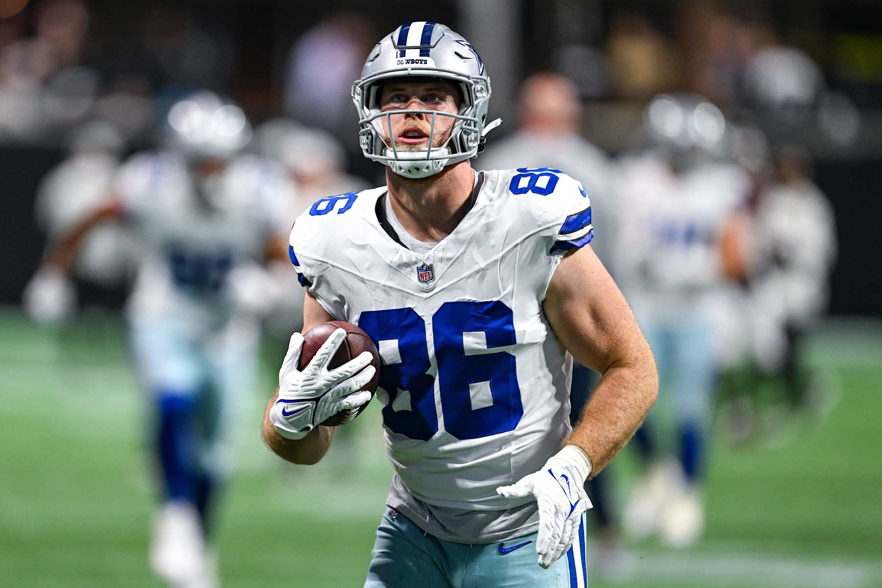 ATLANTA, GA NOVEMBER 03: Dallas tight end Luke Schoonmaker (86) warms up prior to the start of the NFL game between the Dallas Cowboys and the Atlanta Falcons on November 3rd, 2024 at Mercedes-Benz Stadium in Atlanta, GA. (Photo by Rich von Biberstein/Icon Sportswire via Getty Images)