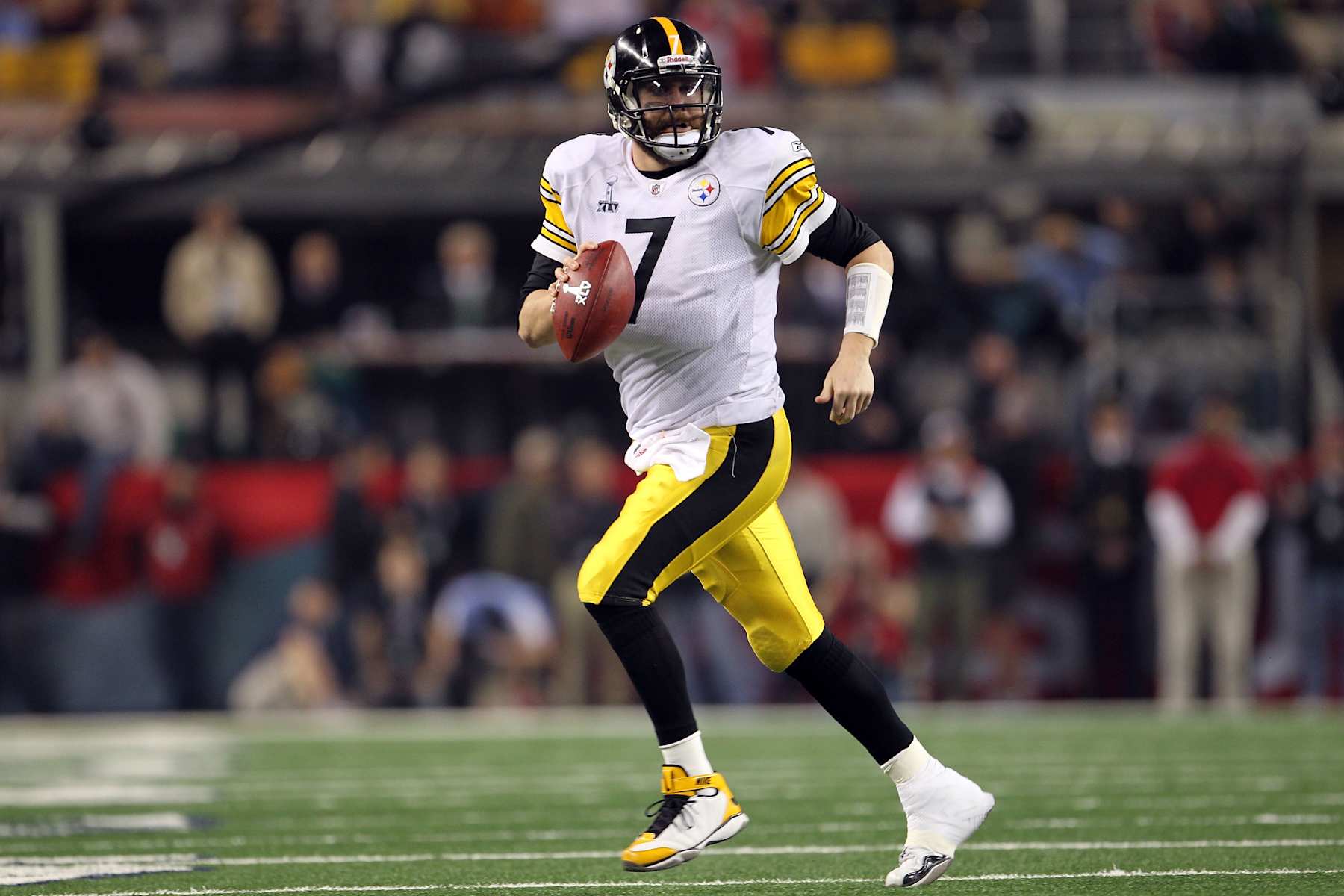 Football Football ARLINGTON, TX - FEBRUARY 06: Ben Roethlisberger #7 of the Pittsburgh Steelers rolls out to pass against the Green Bay Packers during Super Bowl XLV at Cowboys Stadium on February 6, 2011 in Arlington, Texas. (Photo by Jamie Squire/Getty Images)