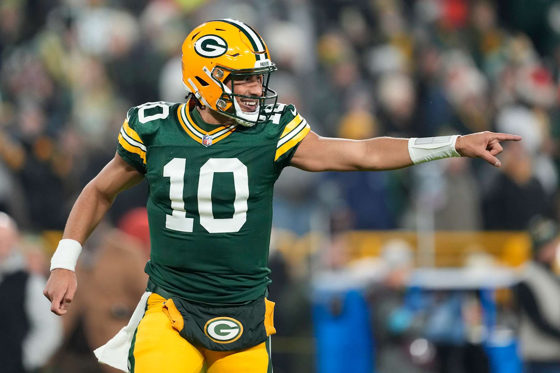 Football GREEN BAY, WISCONSIN - DECEMBER 23: Jordan Love #10 of the Green Bay Packers warms up before the game against the New Orleans Saints at Lambeau Field on December 23, 2024 in Green Bay, Wisconsin. (Photo by Patrick McDermott/Getty Images)