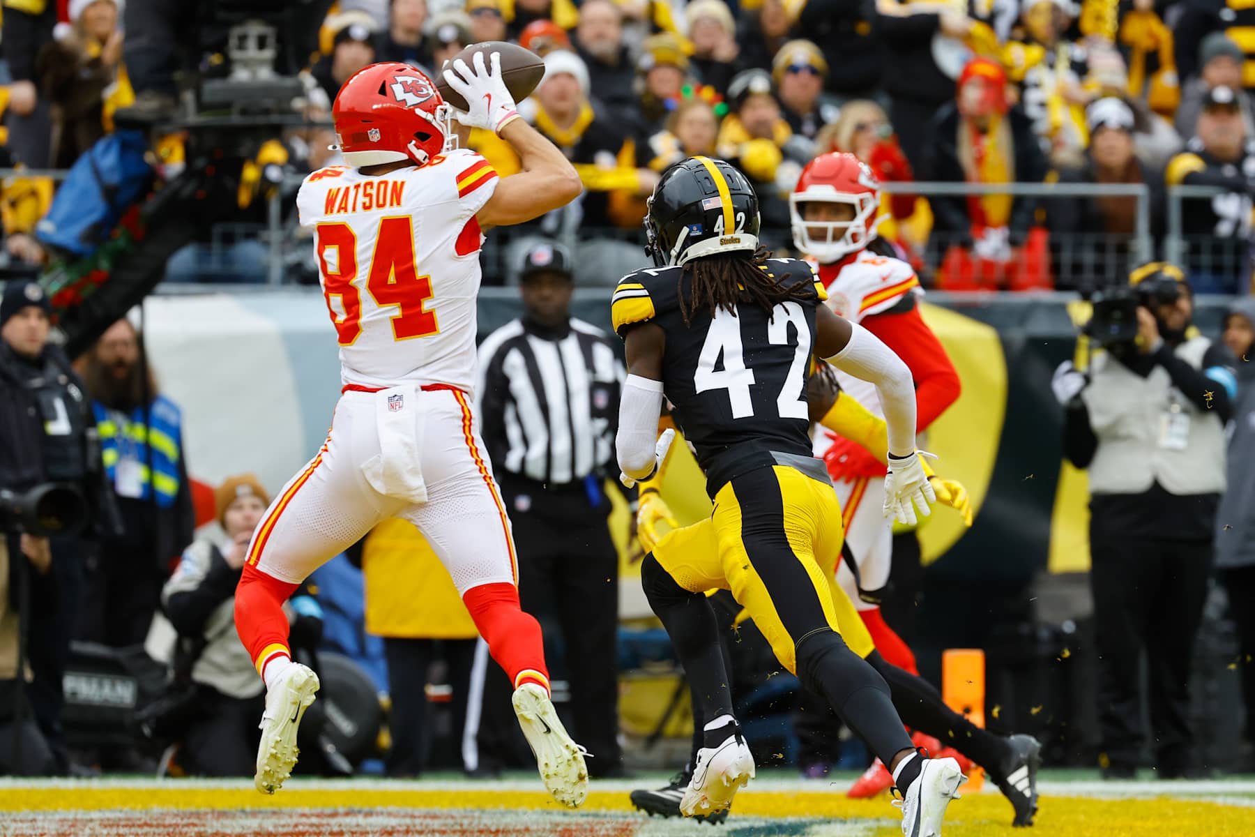 Football Football PITTSBURGH, PENNSYLVANIA - DECEMBER 25: Justin Watson #84 of the Kansas City Chiefs catches a touchdown pass against James Pierre #42 of the Pittsburgh Steelers during the first quarter at Acrisure Stadium on December 25, 2024 in Pittsburgh, Pennsylvania. (Photo by Justin K. Aller/Getty Images)