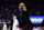 SACRAMENTO, CALIFORNIË - 22 DECEMBER: Sacramento Kings-hoofdcoach Mike Brown kijkt vanaf de zijlijn toe in het vierde kwartaal van de wedstrijd tegen de Indiana Pacers in Golden 1 Center op 22 december 2024 in Sacramento, Californië. OPMERKING VOOR GEBRUIKER: De gebruiker erkent en gaat er uitdrukkelijk mee akkoord dat de gebruiker, door deze foto te downloaden en/of te gebruiken, instemt met de voorwaarden en bepalingen van de Getty Images-licentieovereenkomst. (Foto door Lachlan Cunningham/Getty Images)