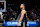 DETROIT, MICHIGAN - JANUARI 09: Stephen Curry #30 van de Golden State Warriors kijkt toe tegen de Detroit Pistons in Little Caesars Arena op 9 januari 2025 in Detroit, Michigan. OPMERKING VOOR GEBRUIKER: De gebruiker erkent en gaat er uitdrukkelijk mee akkoord dat de gebruiker, door deze foto te downloaden en/of te gebruiken, instemt met de voorwaarden en bepalingen van de Getty Images-licentieovereenkomst. (Foto door Nic Antaya/Getty Images)