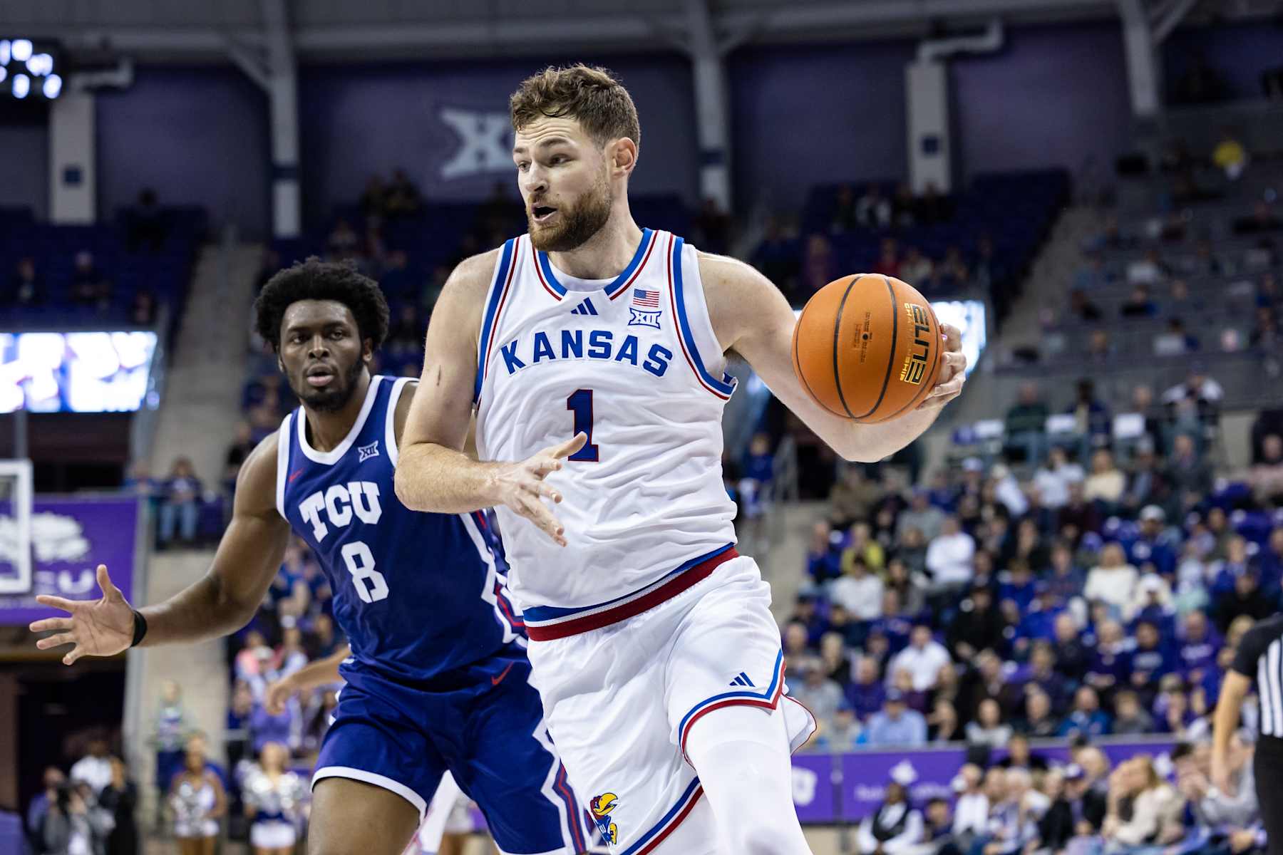 basketball basketball FORT WORTH, TX - JANUARY 22: Kansas Jayhawks center Hunter Dickinson (#1) dribbles toward the basket during the Big 12 college basketball game between the TCU Horned Frogs and Kansas Jayhawks on January 22, 2025 at Ed & Rae Schollmaier Arena in Fort Worth, Texas. (Photo by Matthew Visinsky/Icon Sportswire via Getty Images)