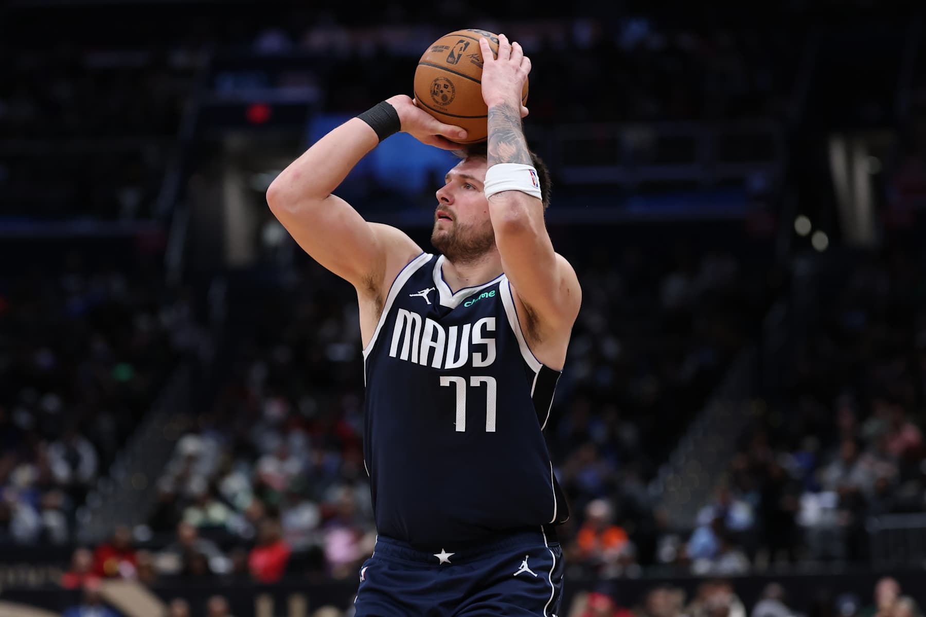 WASHINGTON, DC - DECEMBER 05: Luka Doncic #77 of the Dallas Mavericks shoots the ball against the Washington Wizards during the second half at Capital One Arena on December 05, 2024 in Washington, DC. NOTE TO USER: User expressly acknowledges and agrees that, by downloading and or using this photograph, User is consenting to the terms and conditions of the Getty Images License Agreement. (Photo by Patrick Smith/Getty Images)