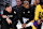 Los Angeles, Californië - 06 februari: Luka Doncic ligt naast LeBron James tijdens een basketbalwedstrijd tussen de Los Angeles Lakers en de Golden State Warriors in Crypto.com Arena op 6 februari 2025 in Los Angeles, Californië. OPMERKING VOOR GEBRUIKER: Gebruiker erkent en stemt er uitdrukkelijk van dat de gebruiker door deze foto te downloaden en of te gebruiken of of te gebruiken toestemming is met de Algemene voorwaarden van de Getty Images License Agreement. (Foto door Allen Berezovsky/Getty -afbeeldingen)