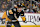 Pittsburgh, PA - 4 februari: Pittsburgh Penguins Center Sidney Crosby (87) kijkt toe tijdens de eerste periode in de NHL -wedstrijd tussen de Pittsburgh Penguins en de New Jersey Devils op 4 februari 2025, in PPG Paints Arena in Pittsburgh, PA. (Foto door Jeanine Leech/Icon Sportswire via Getty -afbeeldingen)