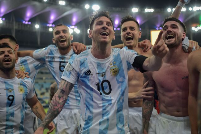 Roy Nemer on X: Lionel Messi with the new Argentina home shirt and the 2022  Qatar World Cup ball!  / X