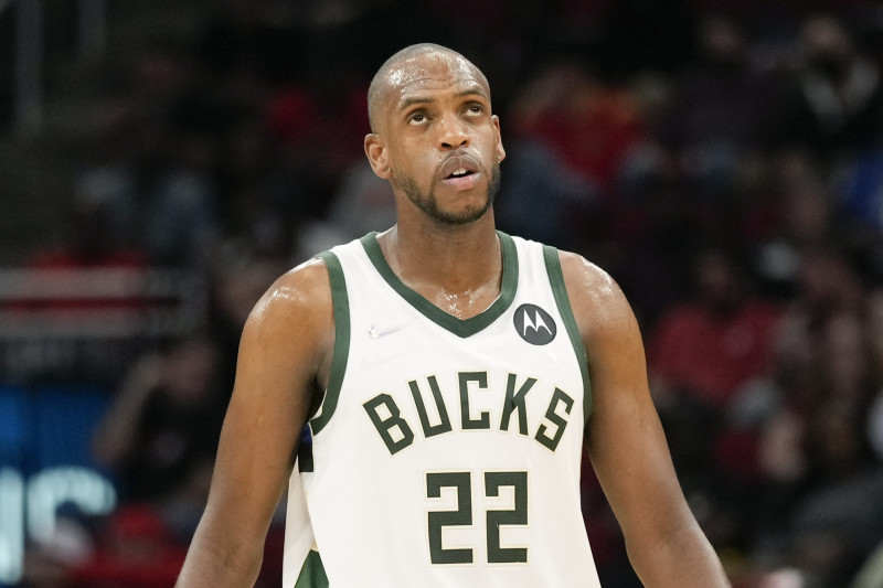 Bucks' Khris Middleton To Undergo MRI On Knee After Suffering MCL ...