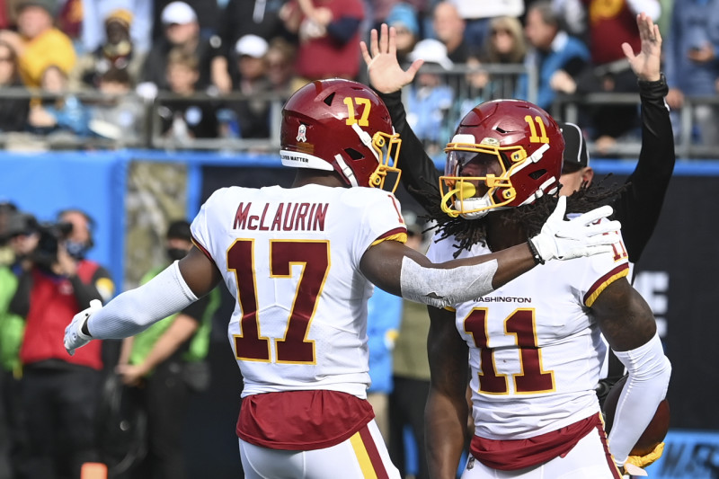 Washington Commanders wide receiver Terry McLaurin (17) runs