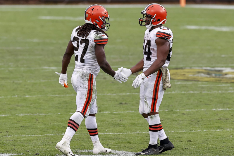 Browns' Kareem Hunt dons Nick Chubb shirt in return to Cleveland