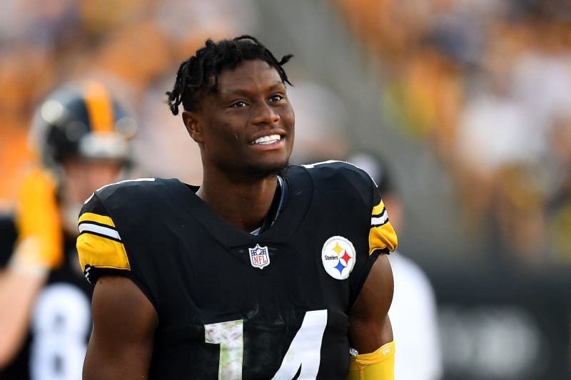 Pittsburgh Steelers wide receiver George Pickens (14) catches a