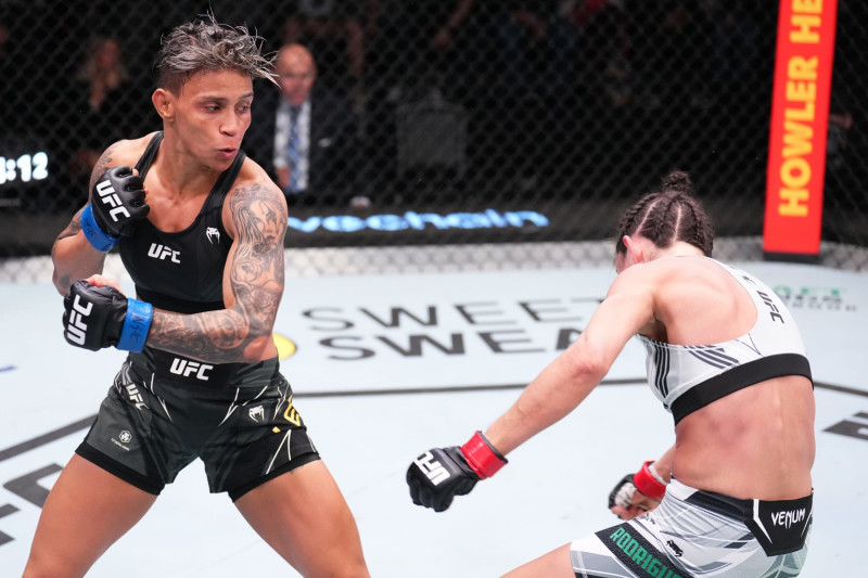 Amanda Lemos stuns Marina Rodriguez with a left hook. 