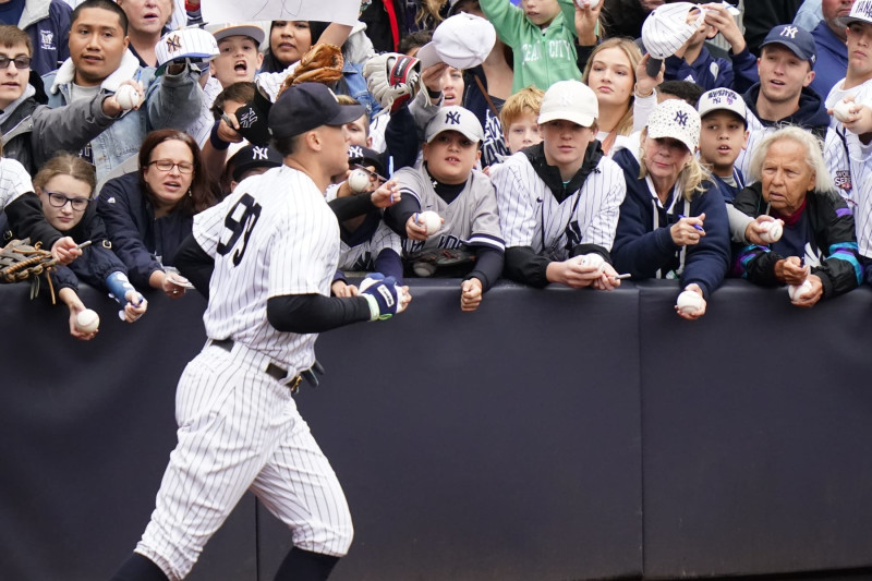 Yankees celebrate Derek Jeter amid split with Astros - The Boston