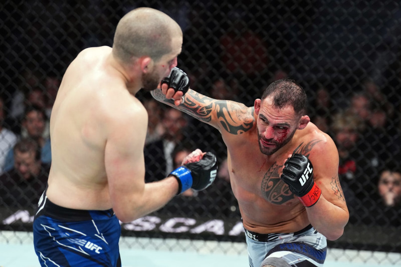 LAS VEGAS, NEVADA - DECEMBER 10: (R-L) Santiago Ponzinibbio of Argentina punches Alex Morono in a 180-pound catchweight fight during the UFC 282 event at T-Mobile Arena on December 10, 2022 in Las Vegas, Nevada. (Photo by Chris Unger/Zuffa LLC)