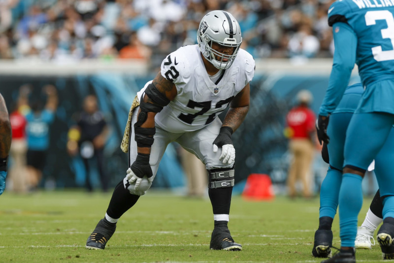 Las Vegas Raiders guard Jermaine Eluemunor (72) with his helmet