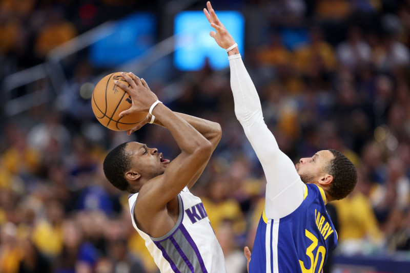 SAN FRANCISCO, CALIFORNIA - APRIL 28: De'Aaron Fox #5 of the Sacramento Kings shoots over Stephen Curry #30 of the Golden State Warriors in the first half of Game Six of the Western Conference First Round Playoffs at Chase Center on April 28, 2023 in San Francisco, California. NOTE TO USER: User expressly acknowledges and agrees that, by downloading and or using this photograph, User is consenting to the terms and conditions of the Getty Images License Agreement. (Photo by Ezra Shaw/Getty Images)