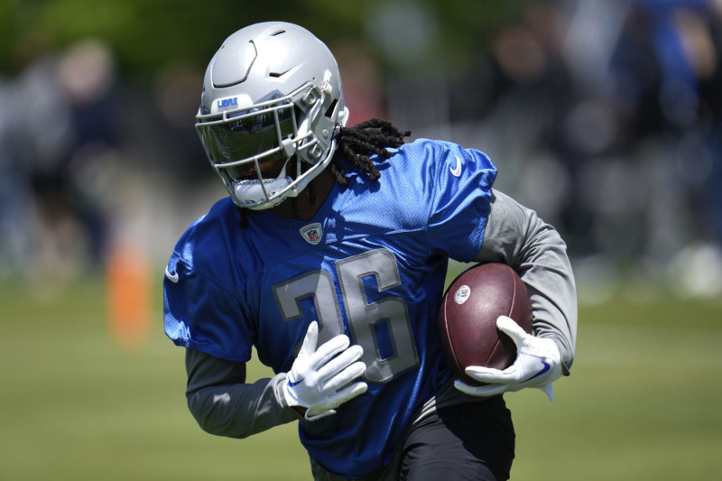 Detroit Lions running back Jahmyr Gibbs runs the ball during an NFL football practice in Allen Park, Mich., Thursday, May 25, 2023. (AP Photo/Paul Sancya)