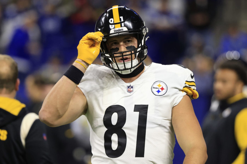INDIANAPOLIS, INDIANA - NOVEMBER 28: Zach Gentry #81 of the Pittsburgh Steelers warms up in the game against the Indianapolis Colts at Lucas Oil Stadium on November 28, 2022 in Indianapolis, Indiana. (Photo by Justin Casterline/Getty Images)