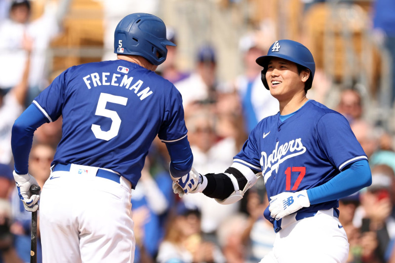 Freddie Freeman (L) and Shohei Ohtani (R)