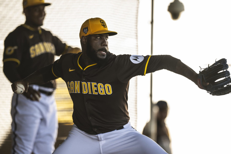 PEORIA, ARIZONA - FEBRUARY 14: Enyel De los Santos #62 of the San Diego Padres pitches during a bullpen session during the daily workout at Peoria Sports Complex on February 14, 2024 in Peoria, Arizona. (Photo by Matt Thomas/San Diego Padres/Getty Images)