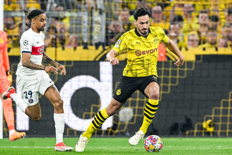 DORTMUND - (l-r) Bradley Barcola of Paris Saint Germain, Mats Hummels of Borussia Dortmund during the UEFA Champions League semi-final match between Borussia Dortmund and Paris Saint Germain at Signal Iduna Park on May 1, 2024 in Dortmund, Germany. ANP | Hollandse Hoogte | GERRIT VAN COLOGNE (Photo by ANP via Getty Images)