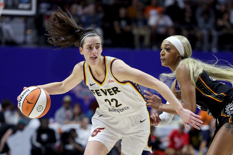 UNCASVILLE, CONNECTICUT - MAY 14: Caitlin Clark #22 of the Indiana Fever dribbles against DiJonai Carrington #21 of the Connecticut Sun during the third quarter in the game at Mohegan Sun Arena on May 14, 2024 in Uncasville, Connecticut. NOTE TO USER: User expressly acknowledges and agrees that, by downloading and or using this photograph, User is consenting to the terms and conditions of the Getty Images License Agreement. (Photo by Elsa/Getty Images)