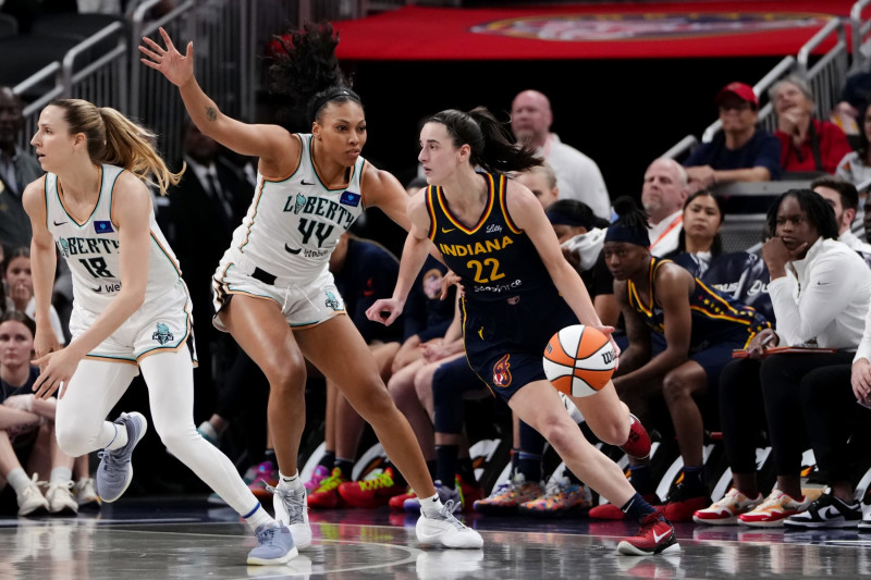 INDIANAPOLIS, INDIANA - MAY 16: Caitlin Clark #22 of the Indiana Fever dribbles the ball while being guarded by Betnijah Laney-Hamilton #44 of the New York Liberty in the first quarter at Gainbridge Fieldhouse on May 16, 2024 in Indianapolis, Indiana. NOTE TO USER: User expressly acknowledges and agrees that, by downloading and or using this photograph, User is consenting to the terms and conditions of the Getty Images License Agreement. (Photo by Dylan Buell/Getty Images)