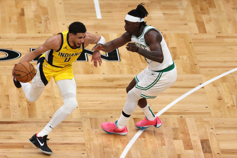 BOSTON, MASSACHUSETTS - MAY 21: Tyrese Haliburton #0 of the Indiana Pacers drives the ball against Jrue Holiday #4 of the Boston Celtics during the second quarter in Game One of the Eastern Conference Finals at TD Garden on May 21, 2024 in Boston, Massachusetts. NOTE TO USER: User expressly acknowledges and agrees that, by downloading and or using this photograph, User is consenting to the terms and conditions of the Getty Images License Agreement. (Photo by Adam Glanzman/Getty Images)