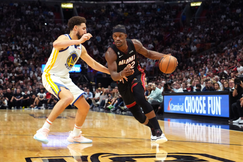 MIAMI, FL - NOVEMBER 1: Jimmy Butler #22 of the Miami Heat drives to the basket during the game against the Golden State Warriors on November 1, 2022 at FTX Arena in Miami, Florida. NOTE TO USER: User expressly acknowledges and agrees that, by downloading and or using this Photograph, user is consenting to the terms and conditions of the Getty Images License Agreement. Mandatory Copyright Notice: Copyright 2022 NBAE (Photo by Jesse D. Garrabrant/NBAE via Getty Images)