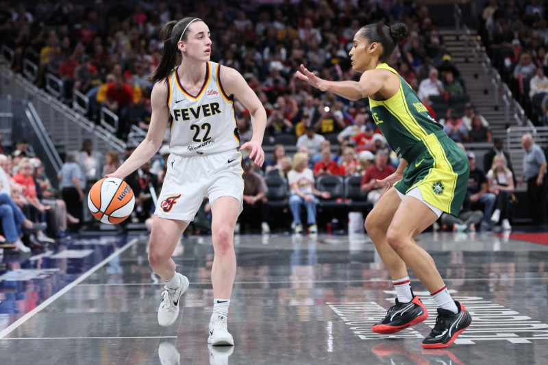 INDIANAPOLIS, INDIANA - MAY 30: Caitlin Clark #22 of the Indiana Fever dribbles the ball against Skylar Diggins-Smith #4 of the Seattle Storm during the first quarter in the game at Gainbridge Fieldhouse on May 30, 2024 in Indianapolis, Indiana. NOTE TO USER: User expressly acknowledges and agrees that, by downloading and or using this photograph, User is consenting to the terms and conditions of the Getty Images License Agreement. (Photo by Andy Lyons/Getty Images)