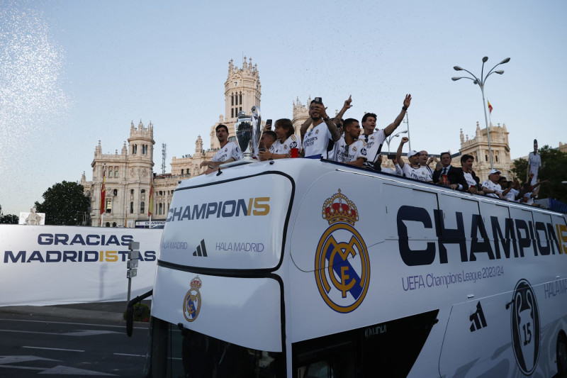 MADRID, SPAIN - JUNE 02: Players and technical staff of Real Madrid celebrate their victory of 15th Champions League with trophy and greet fans from atop a bus during Real Madrid UEFA Champions League Trophy Parade at Cibeles Square in Madrid, Spain on June 02, 2024. (Photo by Burak Akbulut/Anadolu via Getty Images)