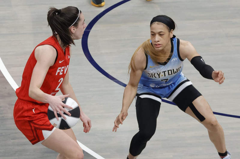 INDIANAPOLIS, IN - JUNE 01: Indiana Fever guard Caitlin Clark (22) is guarded by Chicago Sky guard Chennedy Carter (7) on June 1, 2024, at Gainbridge Fieldhouse in Indianapolis, Indiana. (Photo by Brian Spurlock/Icon Sportswire via Getty Images)