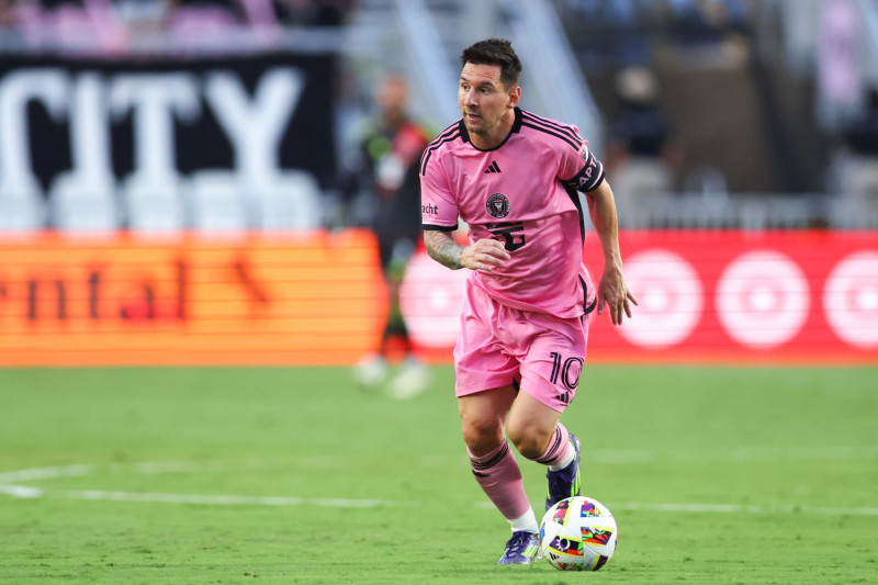 FORT LAUDERDALE, FLORIDA - JUNE 01: Lionel Messi #10 of Inter Miami controls the ball during the first half of the game against St. Louis City at Chase Stadium on June 01, 2024 in Fort Lauderdale, Florida. (Photo by Megan Briggs/Getty Images)