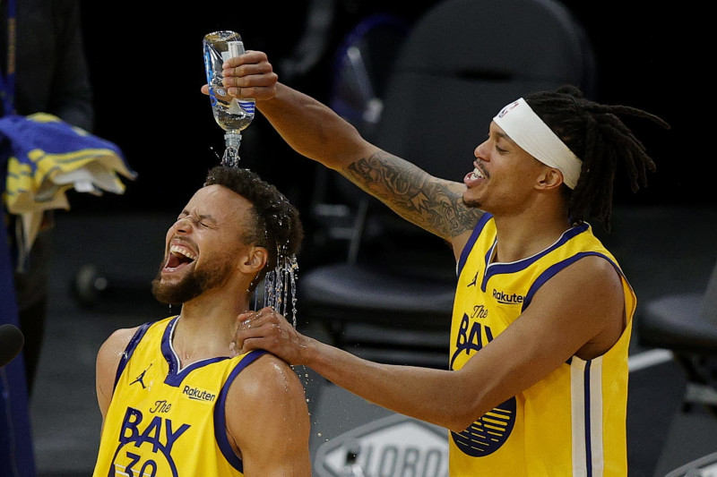 SAN FRANCISCO, CALIFORNIA - JANUARY 03:  Stephen Curry #30 of the Golden State Warriors is showered in water by Damion Lee #1 of the Golden State Warriors during a post-game interview after Curry scored a career-high 62 points against the Portland Trail Blazers at Chase Center on January 03, 2021 in San Francisco, California. NOTE TO USER: User expressly acknowledges and agrees that, by downloading and or using this photograph, User is consenting to the terms and conditions of the Getty Images License Agreement.  (Photo by Ezra Shaw/undefined)