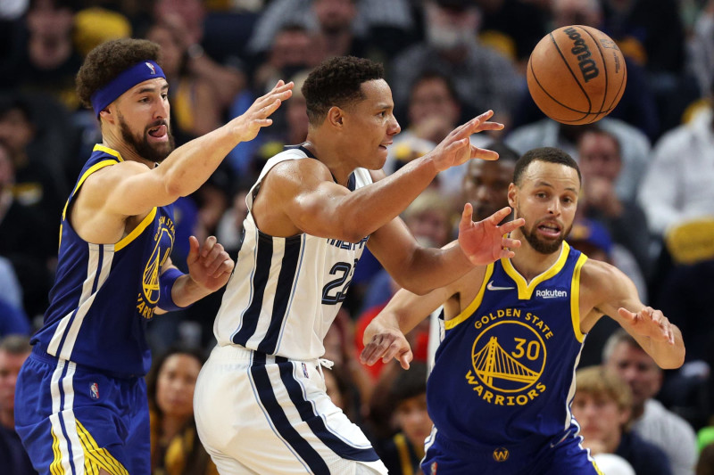 SAN FRANCISCO, CALIFORNIA - MAY 13:  Desmond Bane #22 of the Memphis Grizzlies passes the ball against Klay Thompson #11 and Stephen Curry #30 of the Golden State Warriors in Game Six of the 2022 NBA Playoffs Western Conference Semifinals at Chase Center on May 13, 2022 in San Francisco, California. NOTE TO USER: User expressly acknowledges and agrees that, by downloading and/or using this photograph, User is consenting to the terms and conditions of the Getty Images License Agreement. (Photo by Ezra Shaw/Getty Images)