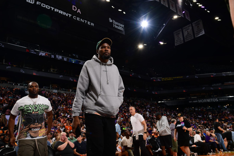 PHOENIX, AZ - NGÀY 25 THÁNG 5: Kevin Durant #35 của Phoenix Suns tham dự trận đấu giữa Dallas Wings và Phoenix Mercury vào ngày 25 tháng 5 năm 2024 tại Footprint Center ở Phoenix, Arizona. LƯU Ý CHO NGƯỜI DÙNG: Người dùng thừa nhận và đồng ý rõ ràng rằng, bằng cách tải xuống và/hoặc sử dụng bức ảnh này, người dùng đồng ý với các điều khoản và điều kiện của Thỏa thuận cấp phép Getty Images. Thông báo bản quyền bắt buộc: Bản quyền 2024 NBAE (Ảnh của Kate Frese/NBAE qua Getty Images)