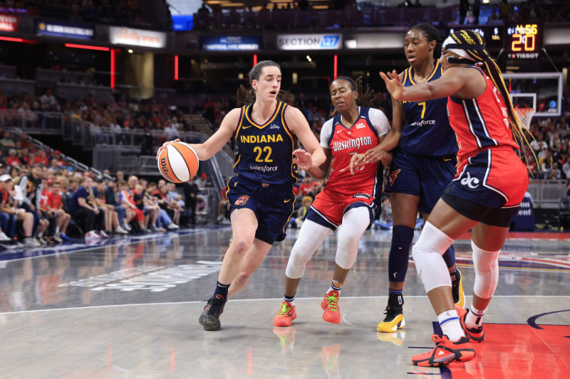 INDIANAPOLIS, IN - JULY 10: Caitlin Clark #22 of the Indiana Fever drives to the basket during the game against the Atlanta Dream on July 10, 2024 at Gainbridge Fieldhouse in Indianapolis, Indiana. NOTE TO USER: User expressly acknowledges and agrees that, by downloading and or using this Photograph, user is consenting to the terms and conditions of the Getty Images License Agreement. Mandatory Copyright Notice: Copyright 2024 NBAE (Photo by Justin Casterline/NBAE via Getty Images)