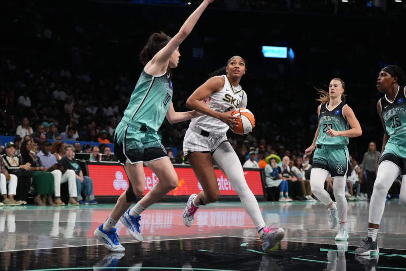 BROOKLYN, NY - JULY 11: Angel Reese #5 of the Chicago Sky drives to the basket during the game against the New York Liberty on July 11, 2024 in Brooklyn, New York. NOTE TO USER: User expressly acknowledges and agrees that, by downloading and or using this photograph, user is consenting to the terms and conditions of the Getty Images License Agreement. Mandatory Copyright Notice: Copyright 2024 NBAE (Photo by Catalina Fragoso/NBAE via Getty Images)