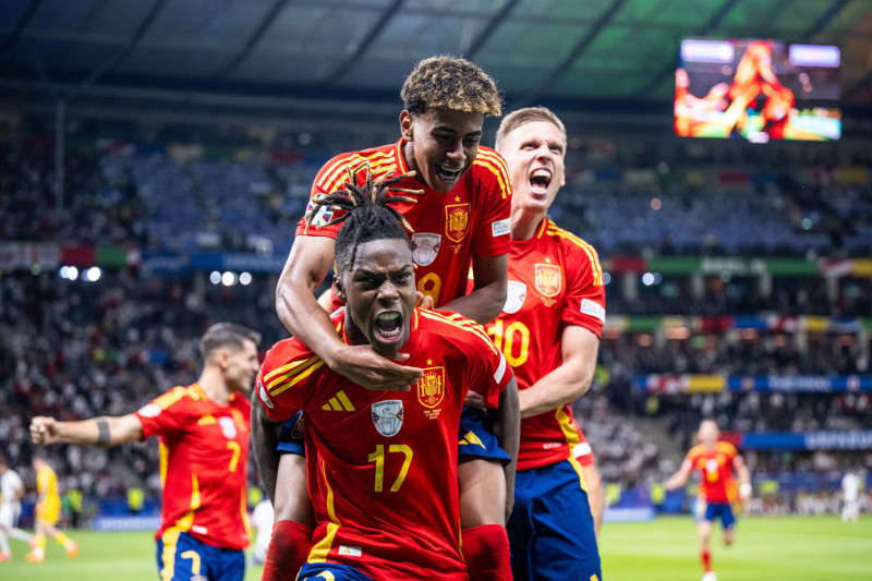 BERLIN, DEUTSCHLAND - 14. JULI: Nico Williams aus Spanien (17) feiert, nachdem er zusammen mit Lamine Yamal (19) das erste Tor seiner Mannschaft während des Endspiels der UEFA EURO 2024 zwischen Spanien und England im Olympiastadion am 14. Juli 2024 in Berlin, Deutschland, erzielt hat. (Foto von Marvin Ibo Guengoer - GES Sportfoto/Getty Images)