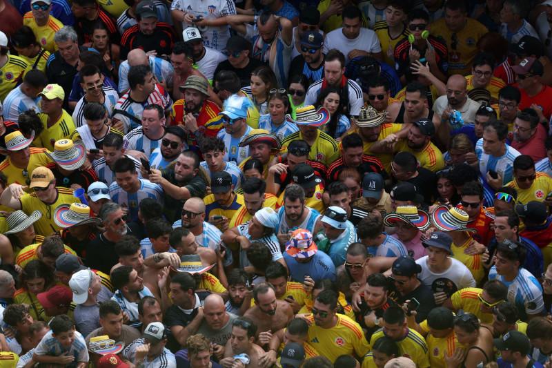 MIAMI GARDENS, FLORIDA – 14. JULI: Fans versuchen, inmitten von Unruhen vor dem CONMEBOL-Finale der Copa America 2024 zwischen Argentinien und Kolumbien im Hard Rock Stadium am 14. Juli 2024 in Miami Gardens, Florida, das Stadion zu betreten. (Foto von Megan Briggs/Getty Images)