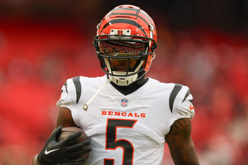 KANSAS CITY, MO - DECEMBER 31: Cincinnati Bengals wide receiver Tee Higgins (5) before an NFL game between the Cincinnati Bengals and Kansas City Chiefs on Dec 31, 2023 at GEHA Field at Arrowhead Stadium in Kansas City, MO. (Photo by Scott Winters/Icon Sportswire via Getty Images)