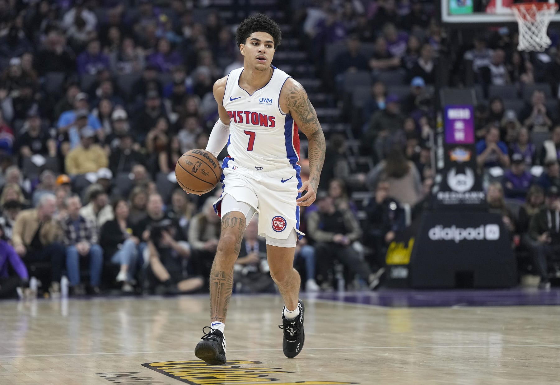Killian Hayes. Objectif: Prouver qu'il mérite une nouvelle chance en NBA. SACRAMENTO, CALIFORNIA - FEBRUARY 07: Killian Hayes #7 of the Detroit Pistons dribbles the ball up court against the Sacramento Kings during the first quarter of an NBA basketball game at Golden 1 Center on February 07, 2024 in Sacramento, California. NOTE TO USER: User expressly acknowledges and agrees that, by downloading and or using this photograph, User is consenting to the terms and conditions of the Getty Images License Agreement. (Photo by Thearon W. Henderson/Getty Images)