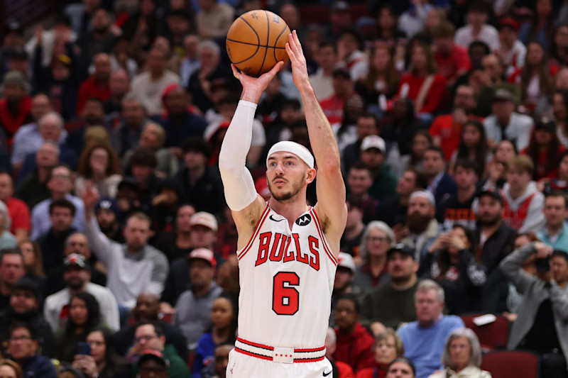 CHICAGO, ILLINOIS - APRIL 09: Alex Caruso #6 of the Chicago Bulls shoots a three pointer against the New York Knicks during the second half at the United Center on April 09, 2024 in Chicago, Illinois. NOTE TO USER: User expressly acknowledges and agrees that, by downloading and or using this photograph, User is consenting to the terms and conditions of the Getty Images License Agreement.  (Photo by Michael Reaves/Getty Images)