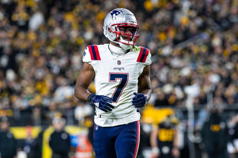 PITTSBURGH, PA - DECEMBER 07: New England Patriots wide receiver JuJu Smith-Schuster (7) looks on during the regular season NFL football game between the New England Patriots and Pittsburgh Steelers on December 07, 2023 at Acrisure Stadium in Pittsburgh, PA. (Photo by Mark Alberti/Icon Sportswire via Getty Images)